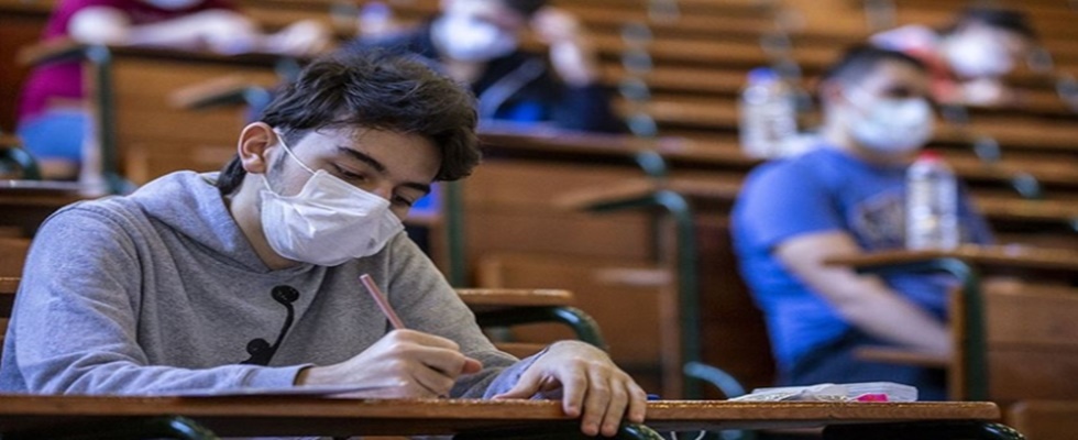 Sınavda, sosyal mesafe, maske ve hijyen kuralları titizlikle uygulandı
