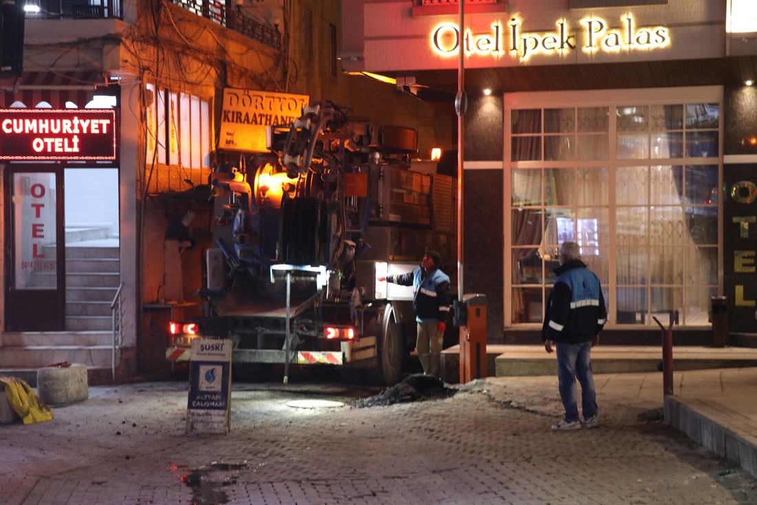 ŞUSKİ EKİPLERİ  24 SAAT HER ZAMAN SAHADAYDI