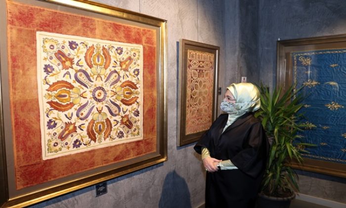 Emine Erdoğan, “Kalbe Dokunan İlmek” sergisini gezdi