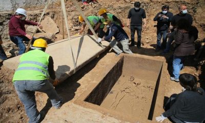 Kültür ve Turizm Bakanı Ersoy, 2 bin 400 yıllık lahit mezarın kapağını açtı
