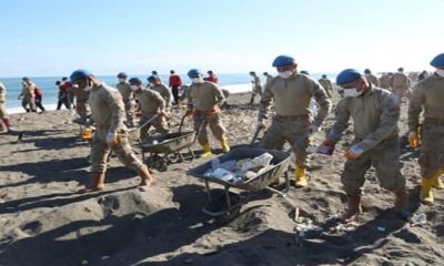 Sel Bölgesinde Jandarma Sahile Vuran Atıkları Temizledi