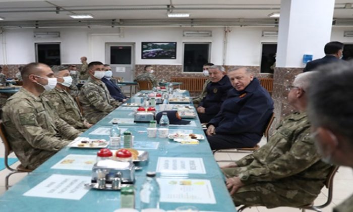 Cumhurbaşkanı Erdoğan, 3. Piyade Tümen Komutanlığı’nda askerlerle birlikte iftar yaptı