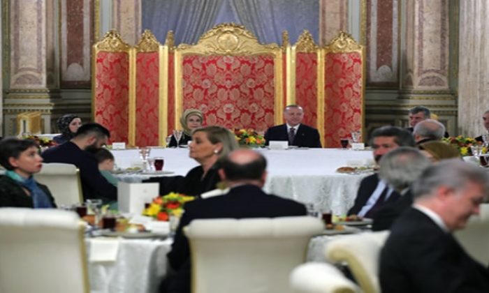 Cumhurbaşkanı Erdoğan ve eşi Emine Erdoğan, sanatçılarla iftar yemeğinde bir araya geldi