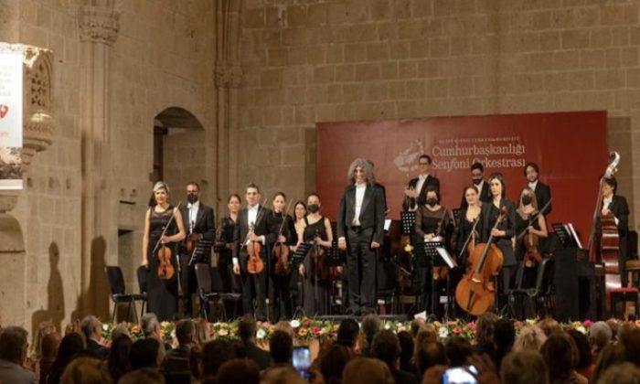 Cumhurbaşkanı Ersin Tatar’ın eşi Sibel Tatar, İlkbahar Müzik Festivali’nin açılış konserini izledi
