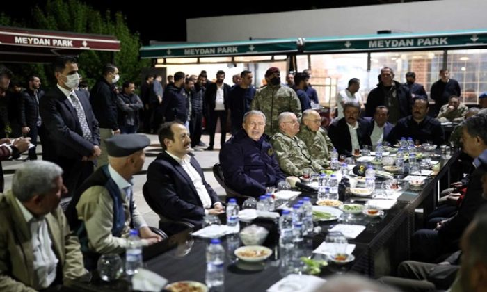 Millî Savunma Bakanı Hulusi Akar, Beraberindeki Komutanlarla Sınırın Sıfır Noktasında İftar Yaptı, Şırnak’ta Vatandaşlarımızla Bir Araya Geldi