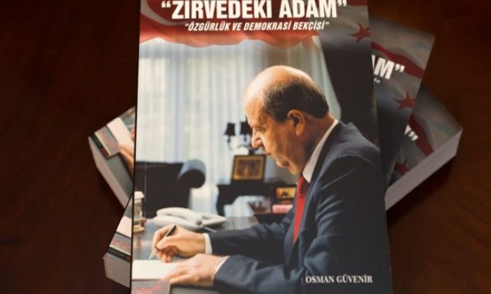 Osman Güvenir, Cumhurbaşkanı Ersin Tatar’ın hayatını konu alan “Zirvedeki Adam-Özgürlük ve Demokrasi Bekçisi” adlı kitabını Cumhurbaşkanı Ersin Tatar’a takdim etti