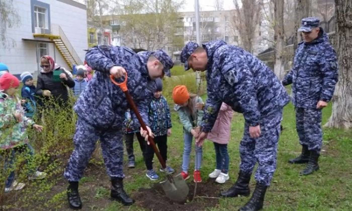 В Нововоронеже единороссы приняли участие в создании аллеи в честь российской армии и ее солдат