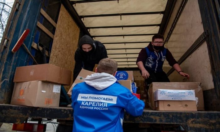 «Единая Россия» направила еще несколько большегрузов с гуманитарной помощью из регионов для жителей Донбасса
