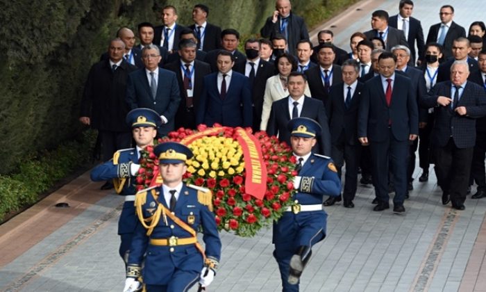 Президент Садыр Жапаров почтил память Гейдара Алиева и его супруги Зарифы Алиевой