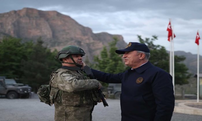 Millî Savunma Bakanı Hulusi Akar ve Beraberindeki TSK Komuta Kademesi Geceyi Çukurca’da Geçirdi