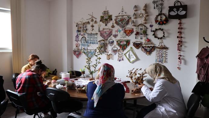 Halfeti Kadın Destek Merkezindeki Kadınların Elinde Şekillenen Taşlar