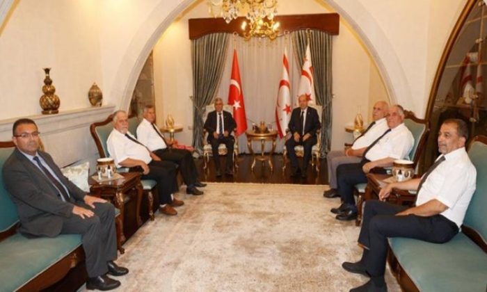 Cumhurbaşkanı Ersin Tatar, KKTC Emekli Polisler Derneği Yönetim Kurulu Başkanı Nurettin Çırakoğlu ve üyelerini kabul etti: