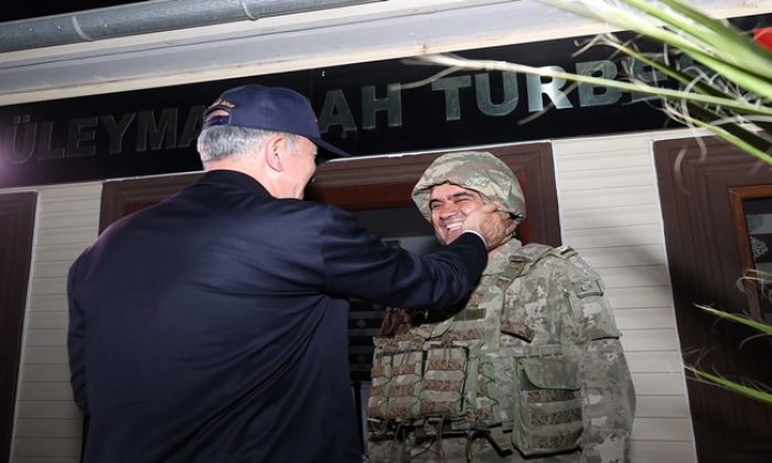 Millî Savunma Bakanı Hulusi Akar ve Beraberindeki TSK Komuta Kademesi Geceyi Dağlıca’da Geçirdi, Bayram Namazını Mehmetçik ile Kıldı