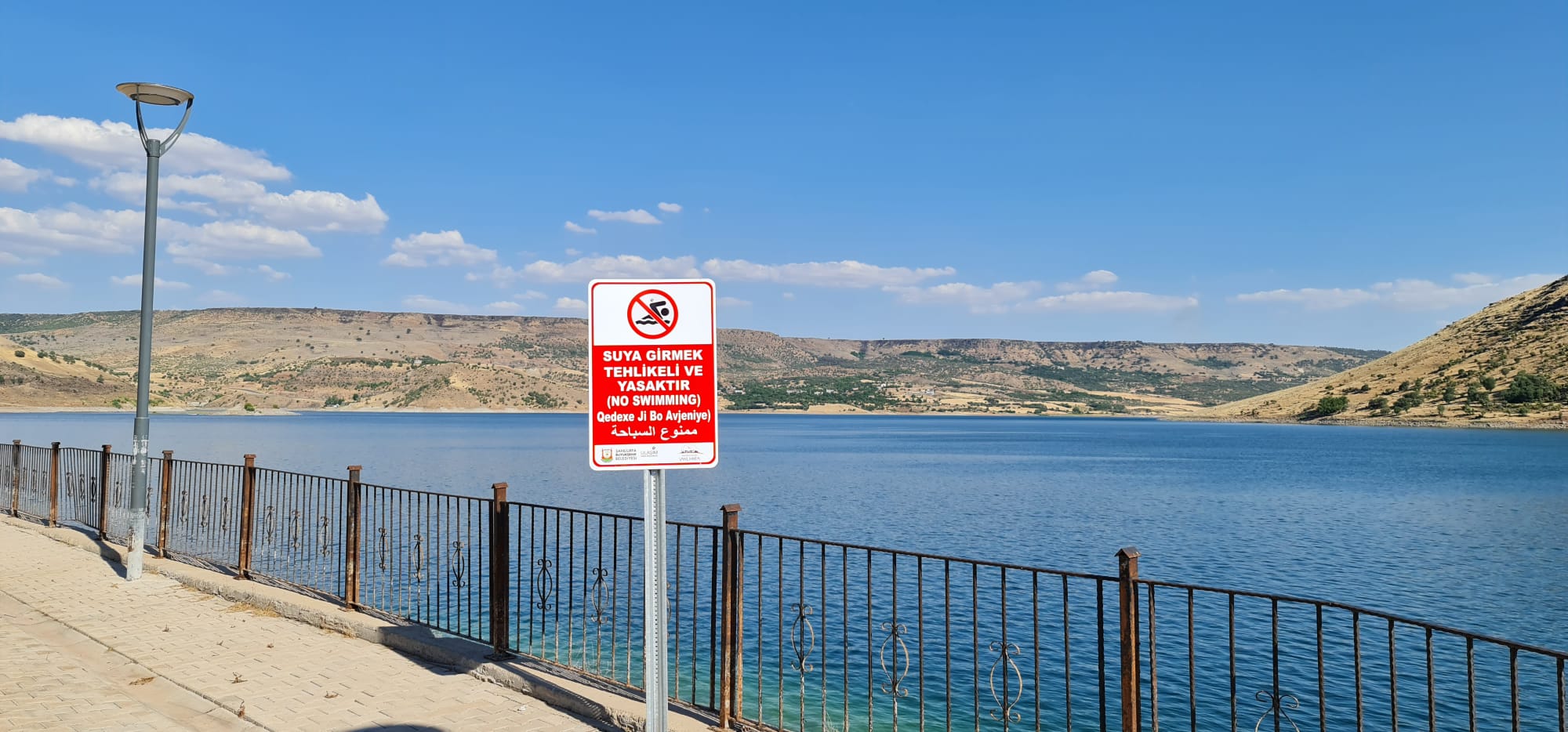 ŞANLIURFA BÜYÜKŞEHİR’DEN BOĞULMA VAKALARINA KARŞI 4 DİLDE UYARI LEVHASI