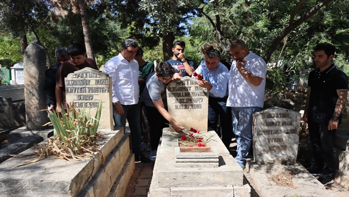 MERHUM SANATÇI ABDULLAH UYANIK MEZARI BAŞINDA DUALARLA ANILDI