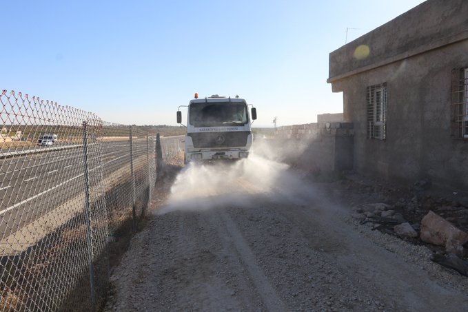 GEÇİT MAHALLESİNDE YOLLAR ÇAMURDAN ARINDIRILDI