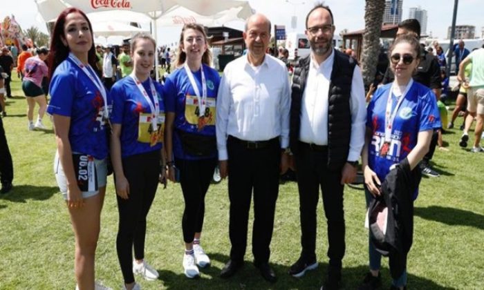 Cumhurbaşkanı Ersin Tatar, Long Beach Maratonu Ödül Töreni’ne katılarak kazananlara ödüllerini verdi