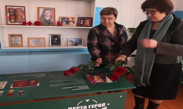 В школах Омской области при поддержке «Единой России» установили Парты Героя