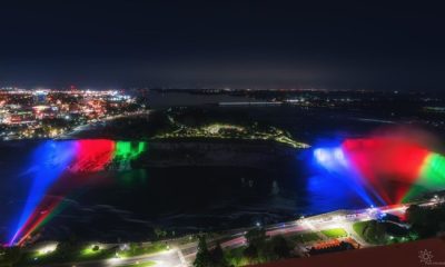 Ниагарский водопад окрашен в цвета флага Азербайджана