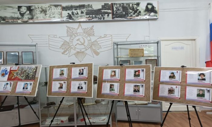 В ХМАО «Единая Россия» открыла выставку о героях СВО