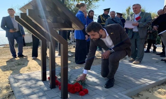 Rostov bölgesindeki Tsimlyansk’ta, Birleşik Rusya’nın desteğiyle, 1964 uçak kazasında ölenlerin anısına bir anma tabelası açıldı.