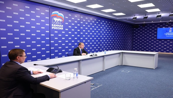 Dmitri Medvedev, Deniz Kuvvetleri Günü’nde St. Petersburg’daki ana deniz geçit törenine katılma hayalini Genichesk’ten gelen öğrencilerin yerine getirecek