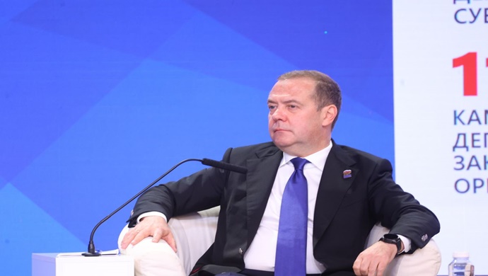 Дмитрий Медведев поддержал предложение о выделении муниципальным депутатам дополнительного выходного дня для работы с жителями и решения местных вопросов