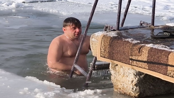 Birleşik Rusya üyeleri, Bryanka’da (LPR) Epifani bayramı için düzenlenen banyo etkinliğinin organize edilmesine yardımcı oldular